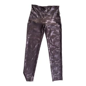 Size L black shiny camo legging by Shinestar